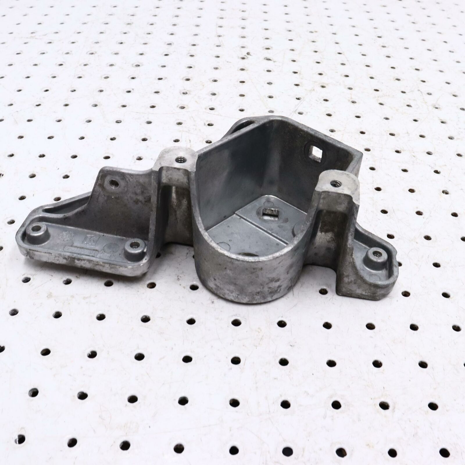 2006 POLARIS CLASSIC 700 ENGINE MOTOR MOUNT BRACKET 5134871