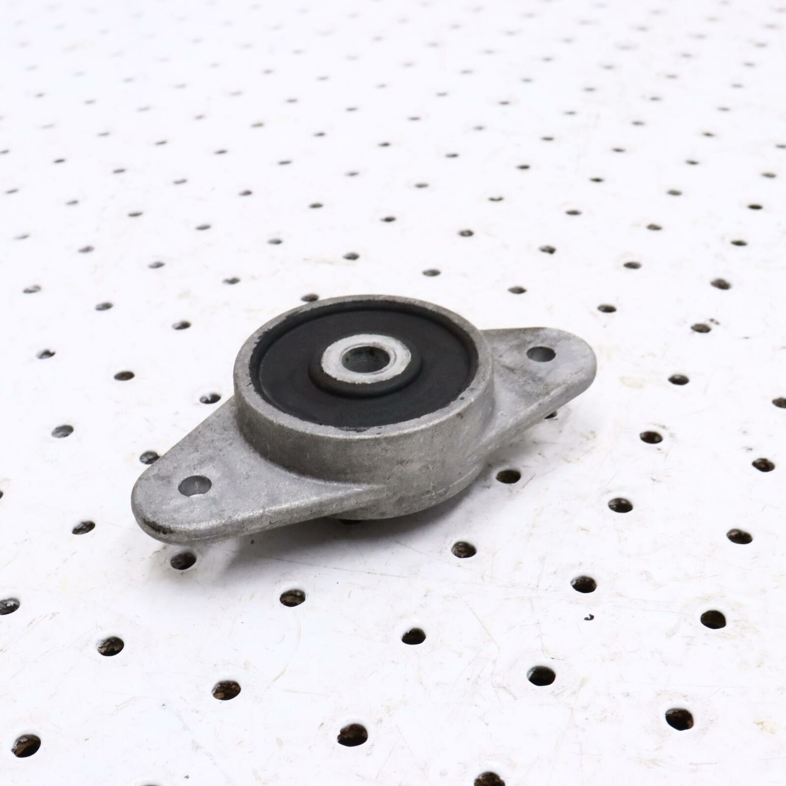 2006 POLARIS CLASSIC 700 ENGINE MOTOR MOUNT BRACKET 3021752