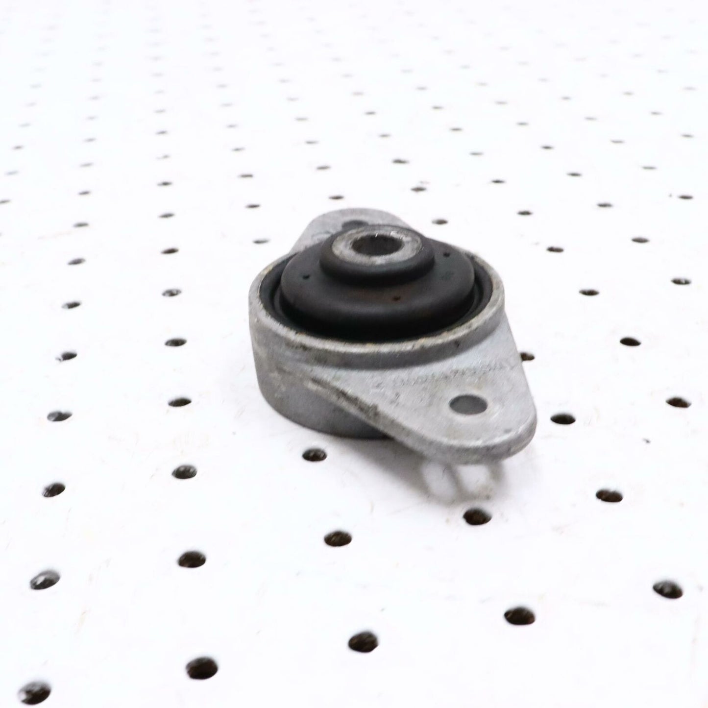 2006 POLARIS CLASSIC 700 ENGINE MOTOR MOUNT BRACKET 3021752