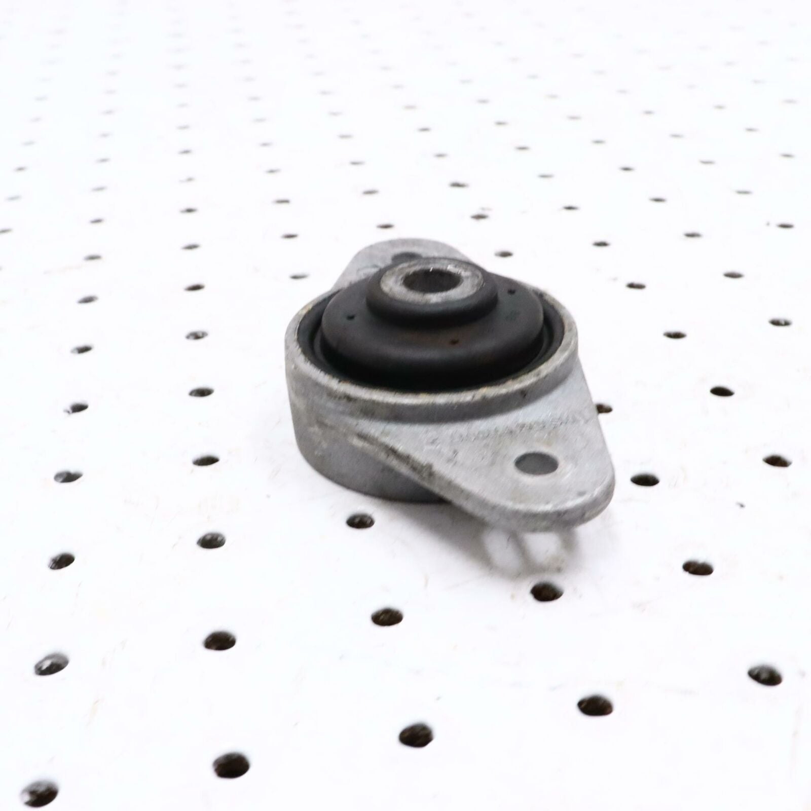 2006 POLARIS CLASSIC 700 ENGINE MOTOR MOUNT BRACKET 3021752