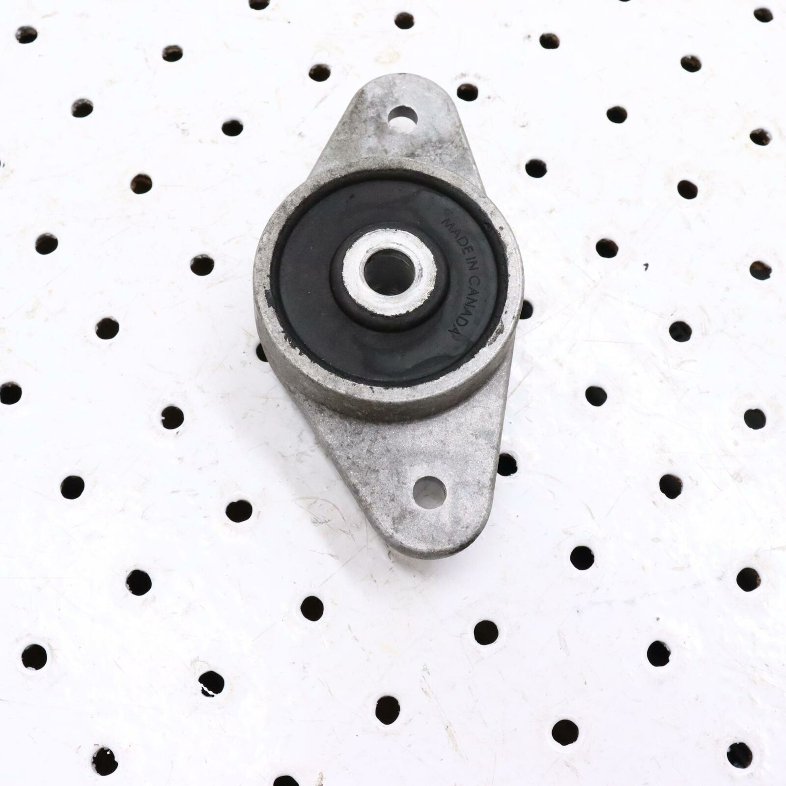 2006 POLARIS CLASSIC 700 ENGINE MOTOR MOUNT BRACKET 3021752