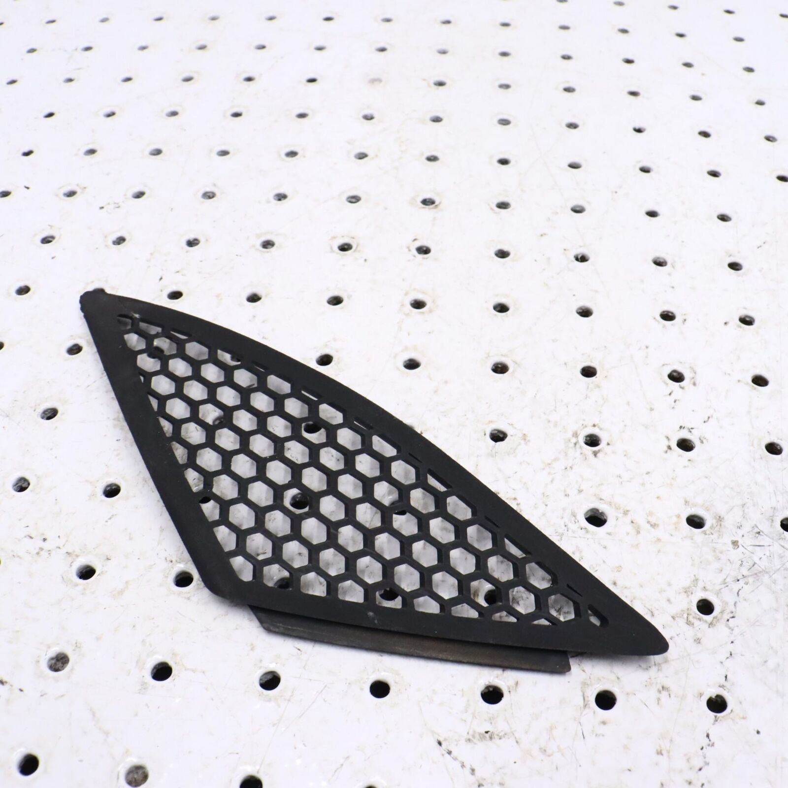 2006 POLARIS FUSION 700 RIGHT HOOD LOUVER SCREEN VENT COVER 5435855-070 