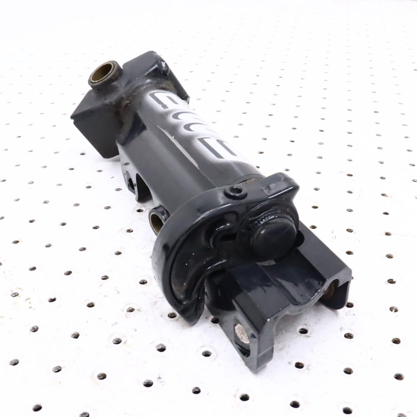 2005 ARCTIC CAT SABERCAT 600 LEFT FRONT STEERING ARM SPINDLE KNUCKLE 1703-433