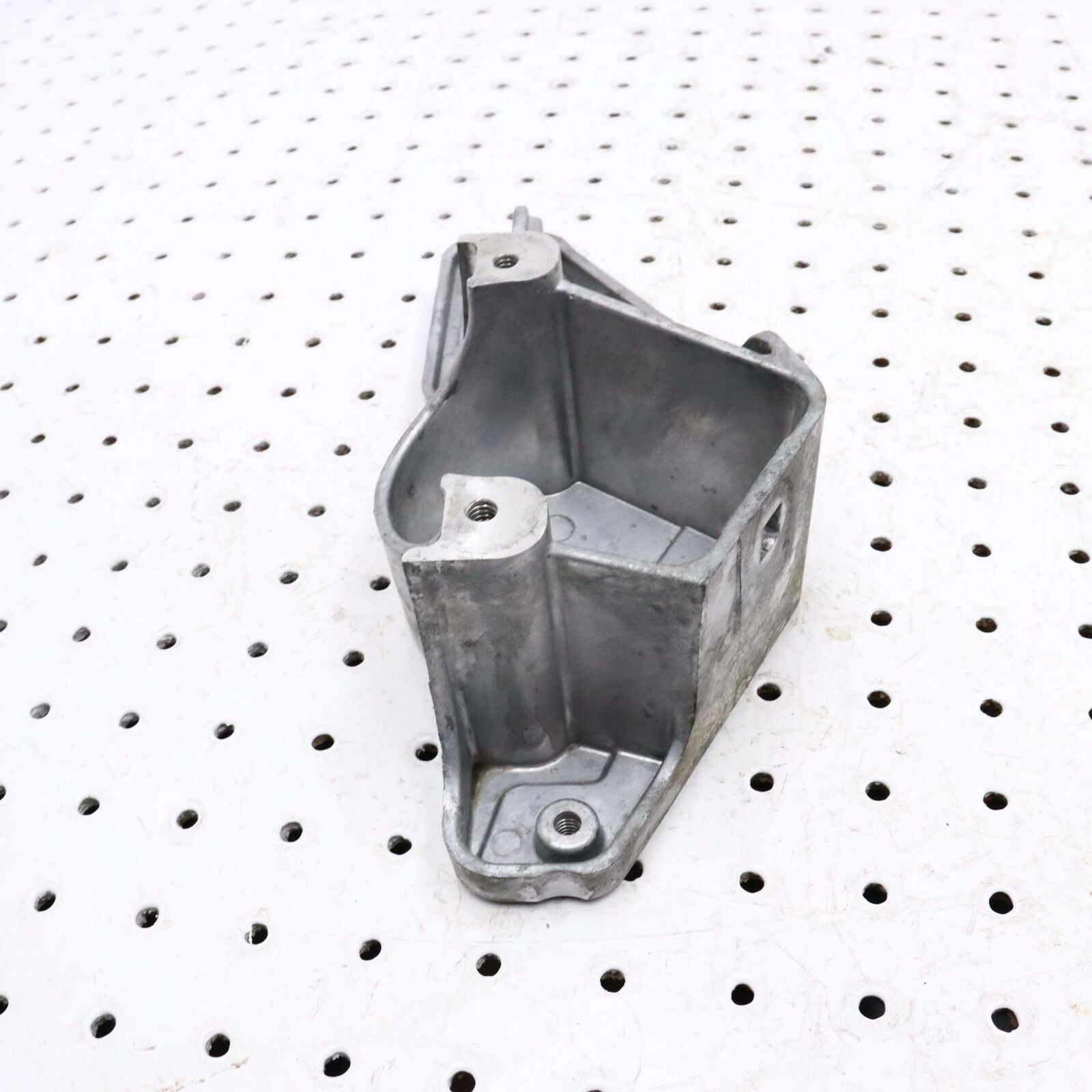 2006 POLARIS CLASSIC 700 ENGINE MOTOR MOUNT BRACKET 5134871