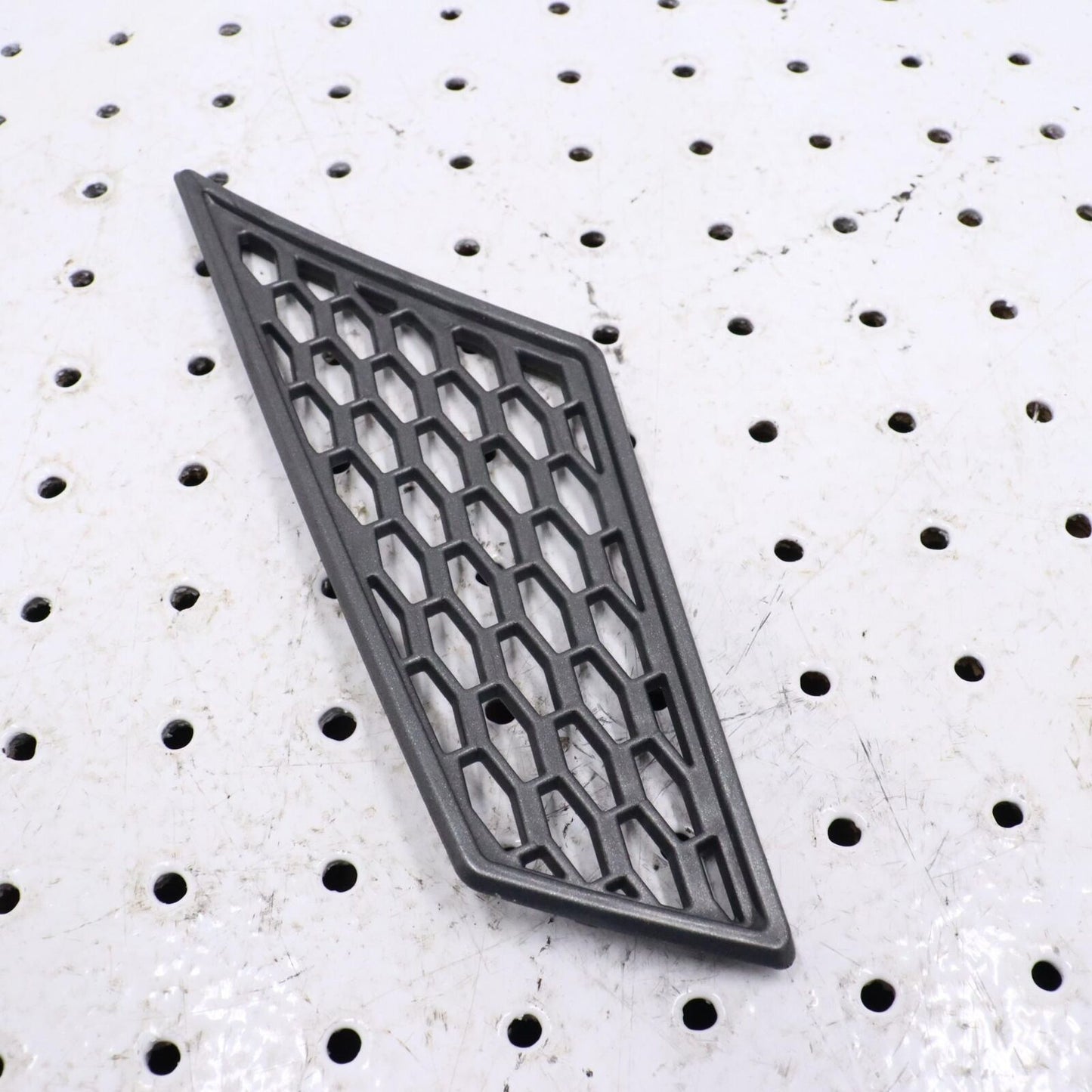 2007 ARCTIC CAT F5 RIGHT HOOD LOUVER SCREEN VENT COVER 4606-700 