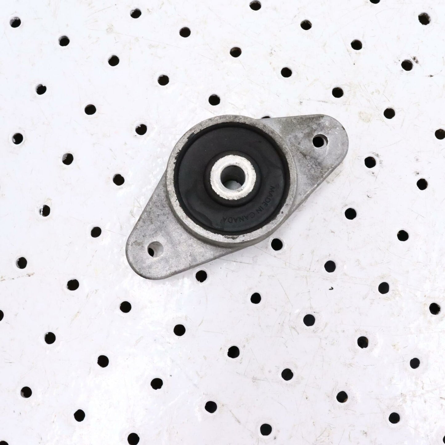 2006 POLARIS CLASSIC 700 ENGINE MOTOR MOUNT BRACKET 3021752