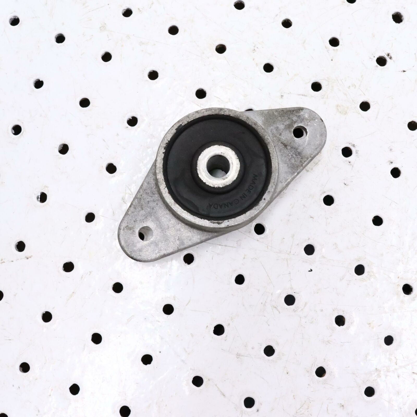 2006 POLARIS CLASSIC 700 ENGINE MOTOR MOUNT BRACKET 3021752