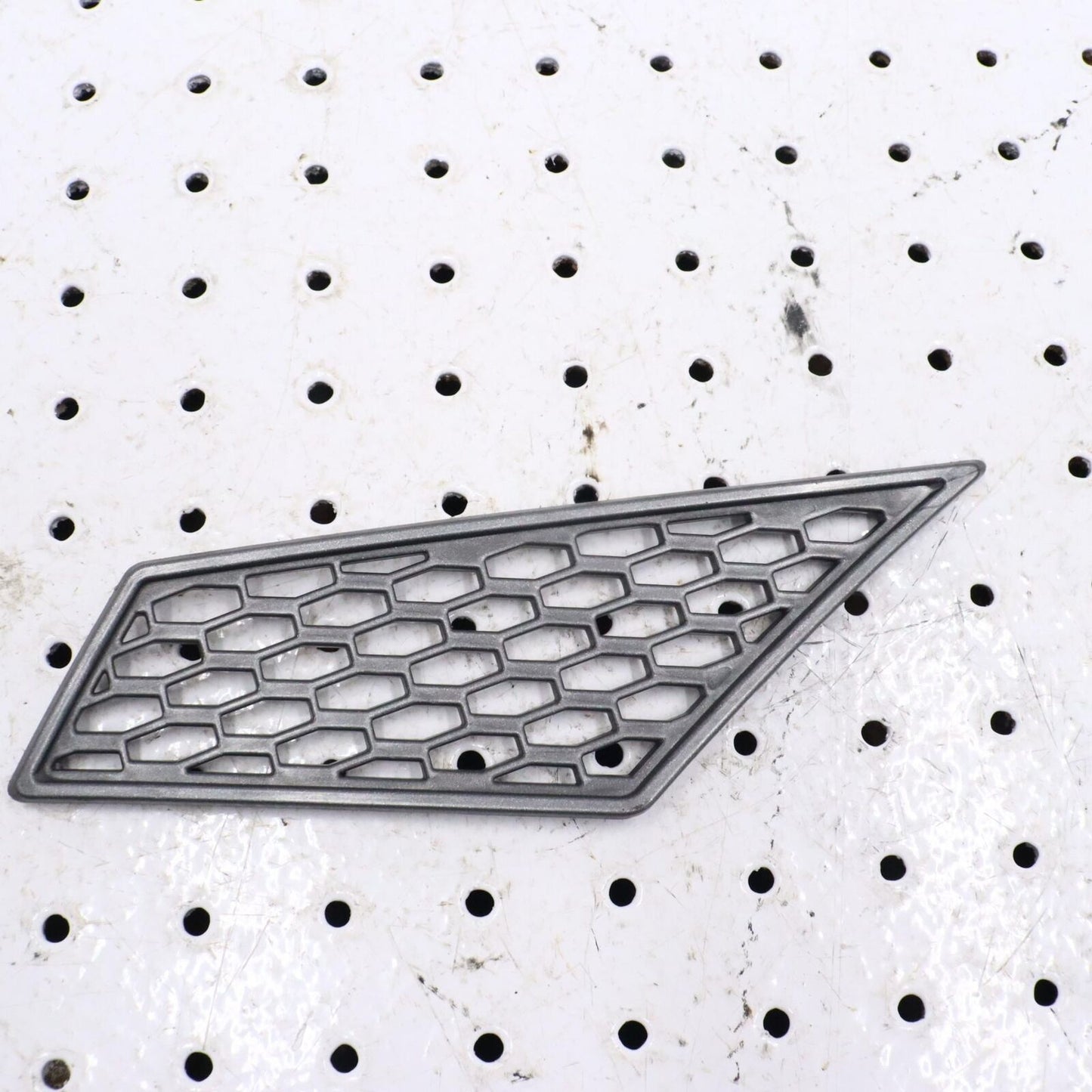 2007 ARCTIC CAT F5 RIGHT HOOD LOUVER SCREEN VENT COVER 4606-700 