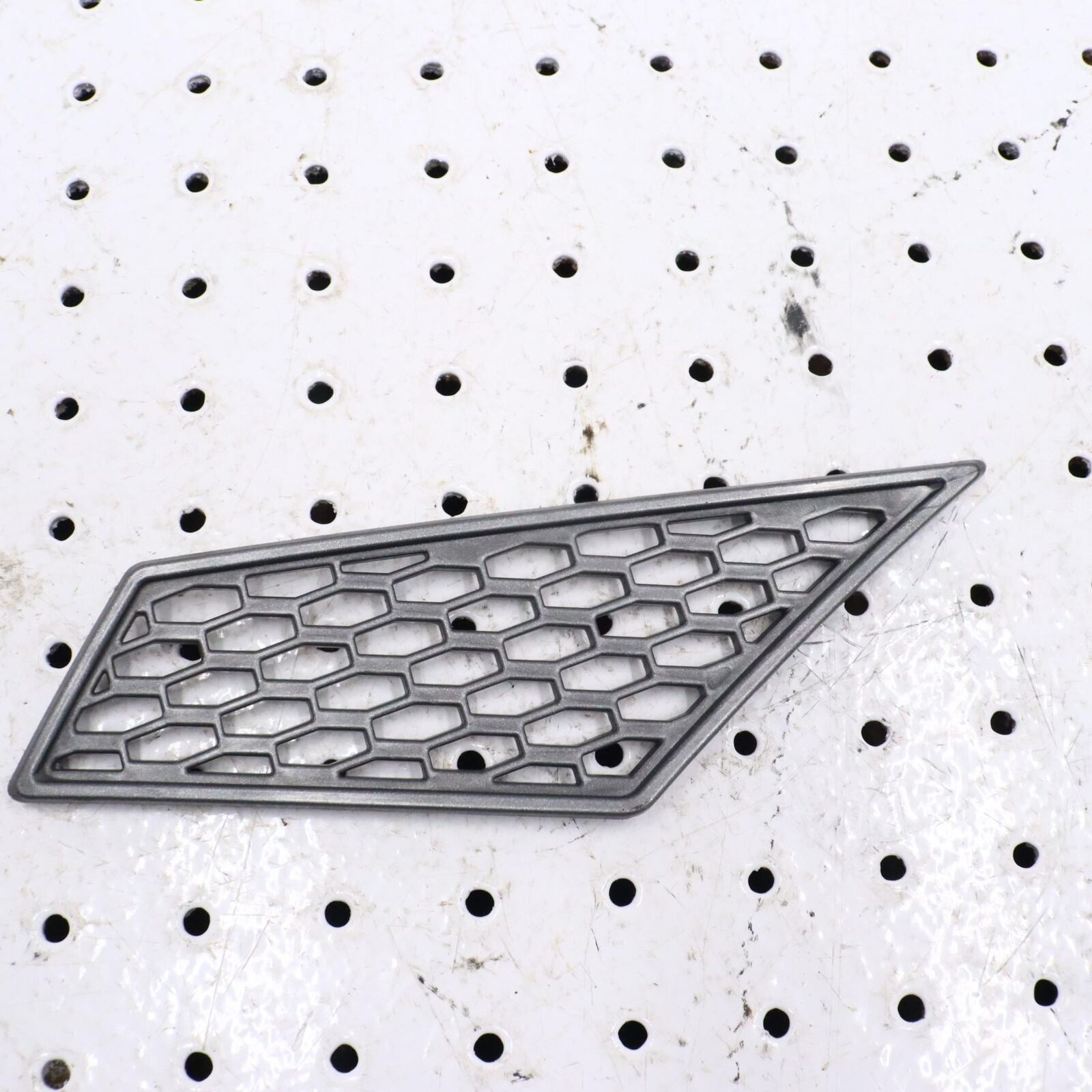 2007 ARCTIC CAT F5 RIGHT HOOD LOUVER SCREEN VENT COVER 4606-700 