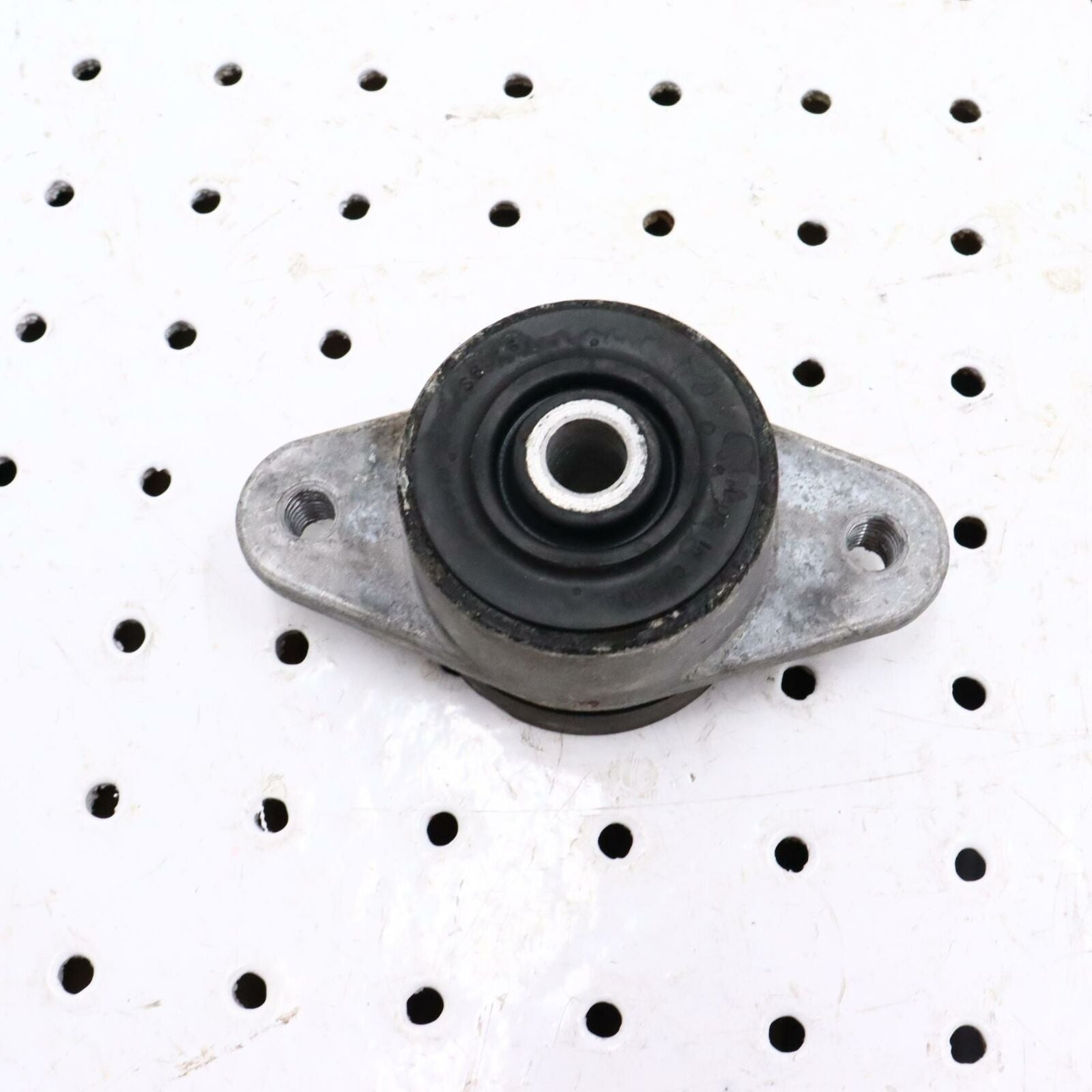 2006 POLARIS CLASSIC 700 ENGINE MOTOR MOUNT BRACKET 3021753