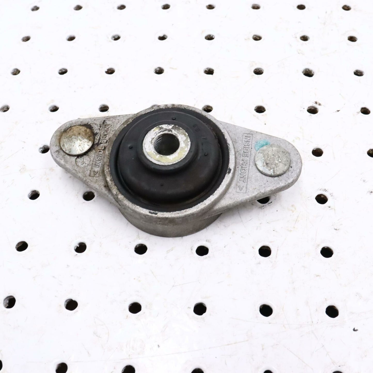 2006 POLARIS CLASSIC 700 ENGINE MOTOR MOUNT BRACKET 3021752