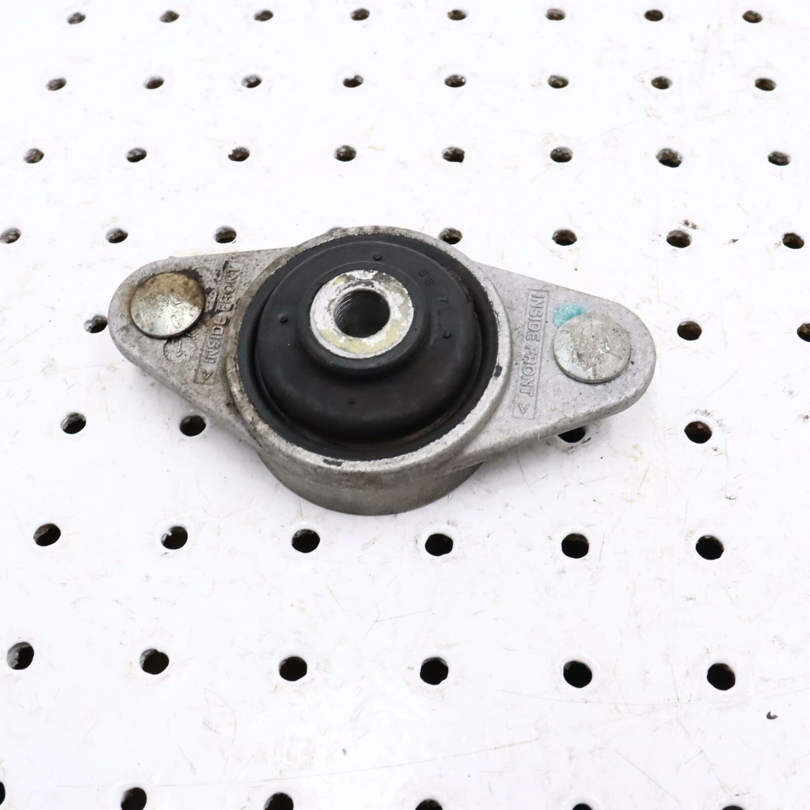 2006 POLARIS CLASSIC 700 ENGINE MOTOR MOUNT BRACKET 3021752