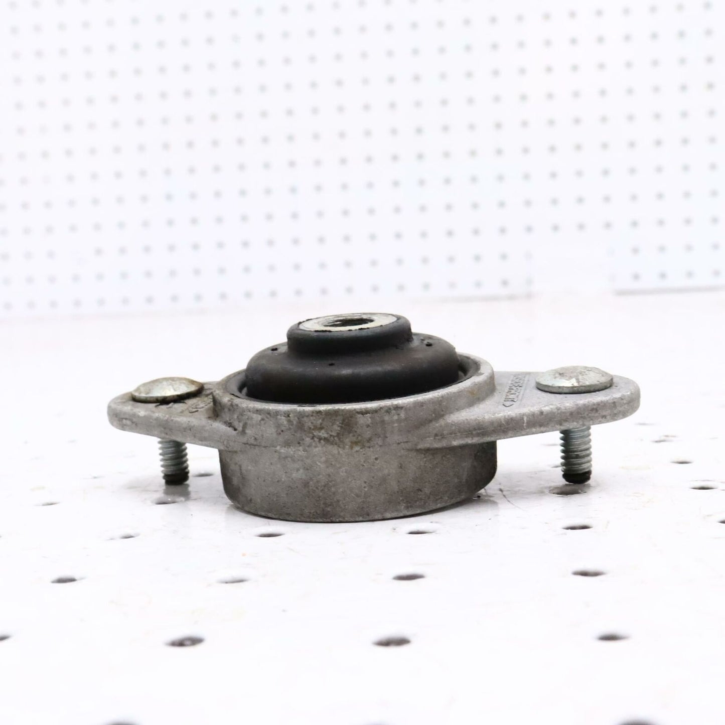 2006 POLARIS CLASSIC 700 ENGINE MOTOR MOUNT BRACKET 3021752