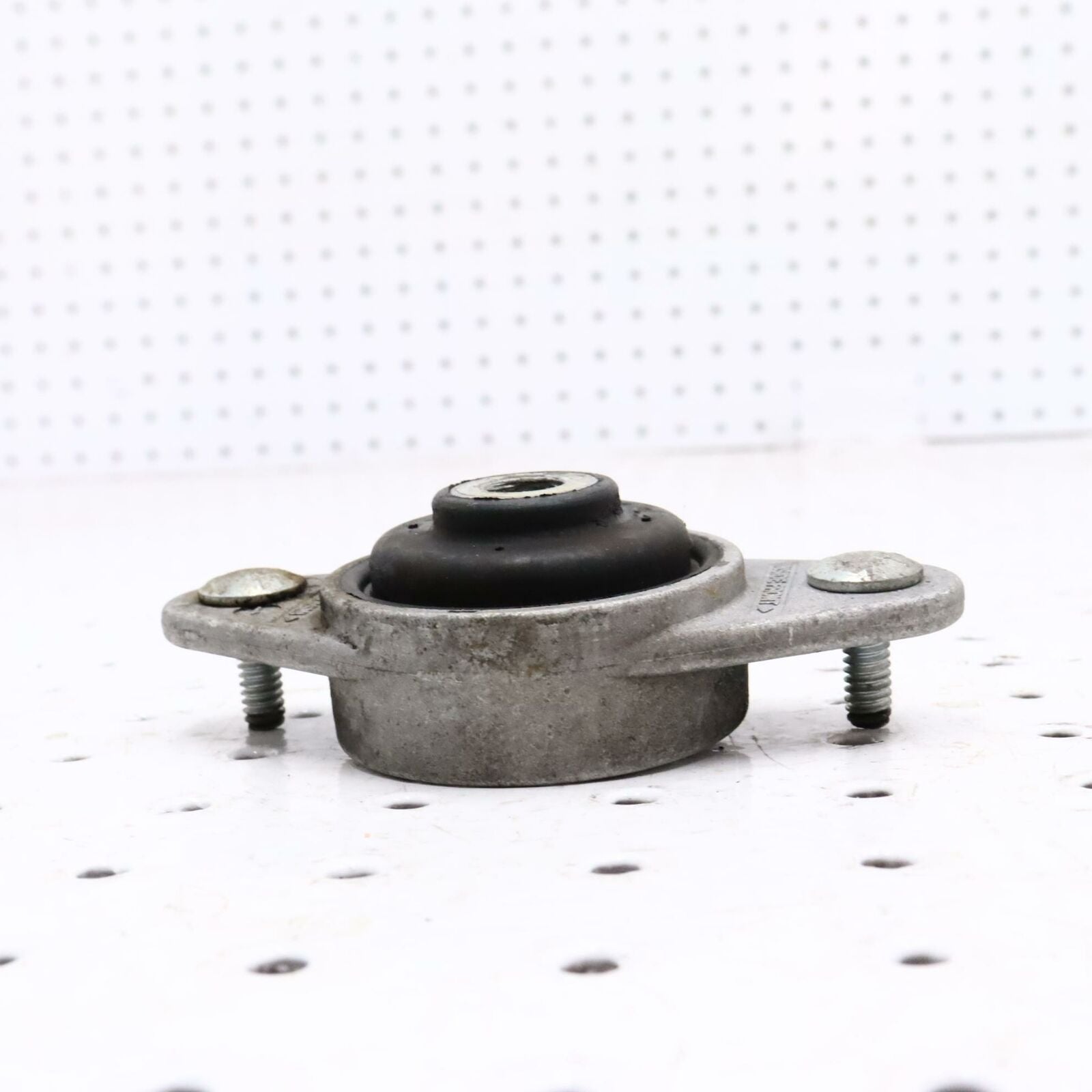 2006 POLARIS CLASSIC 700 ENGINE MOTOR MOUNT BRACKET 3021752