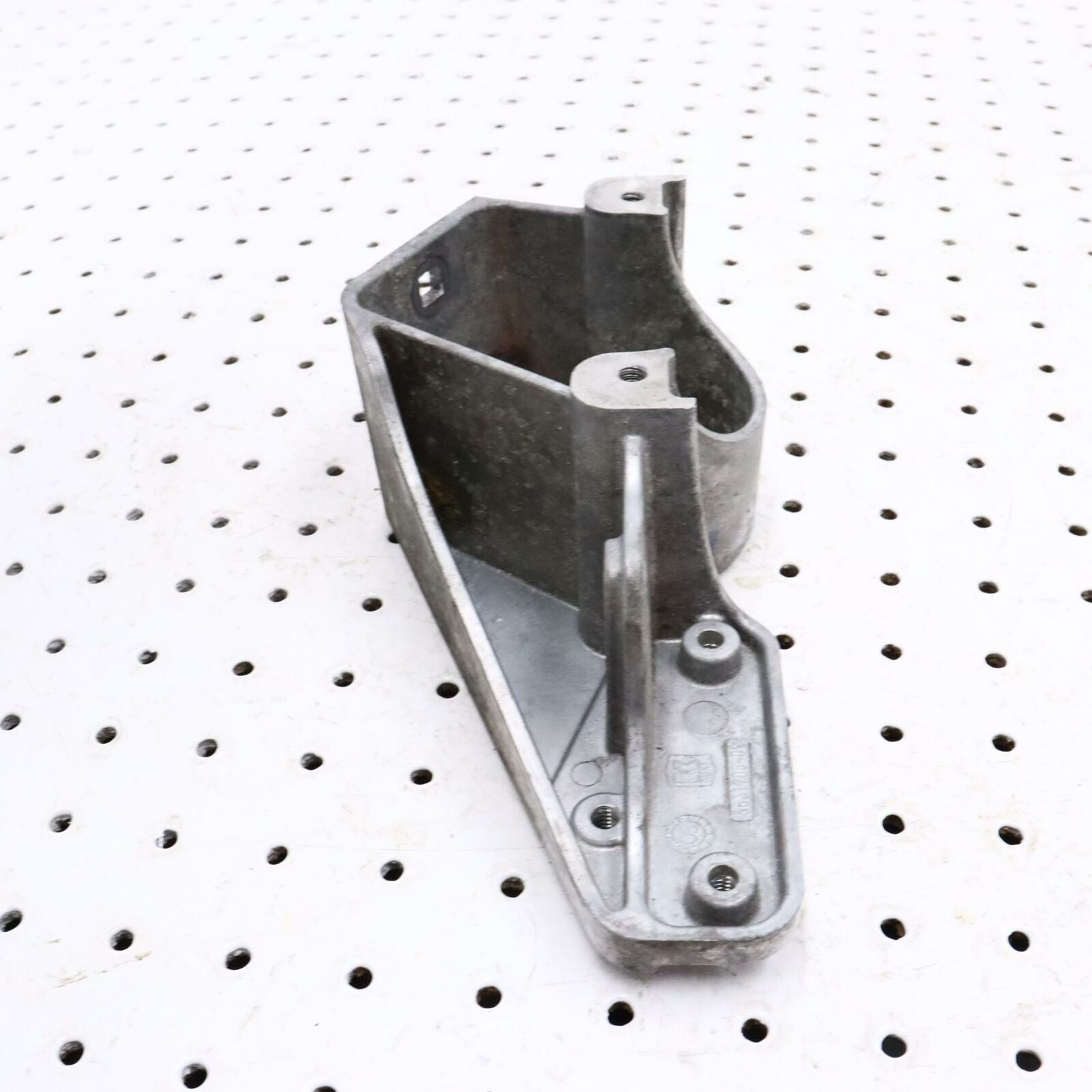 2006 POLARIS CLASSIC 700 ENGINE MOTOR MOUNT BRACKET 5134871