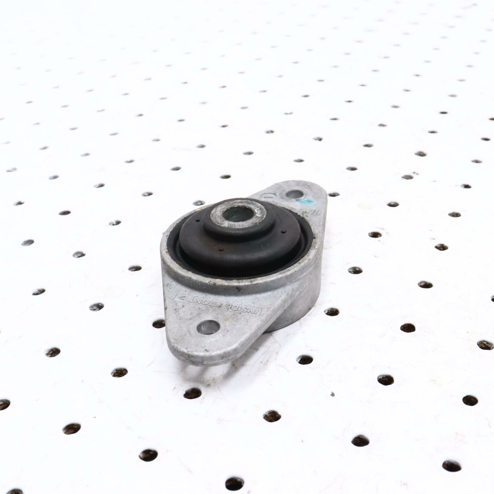 2006 POLARIS CLASSIC 700 ENGINE MOTOR MOUNT BRACKET 3021752
